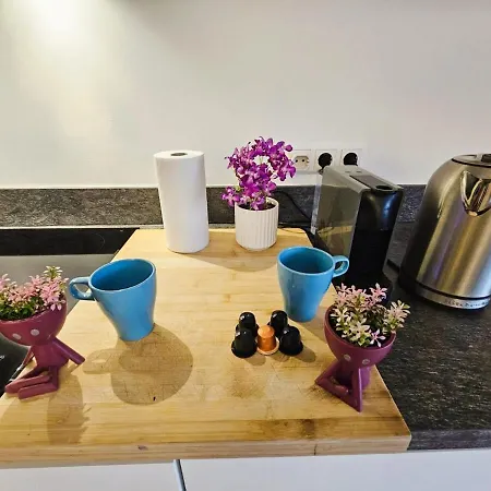 Peaceful 1br W Balcony Near Center